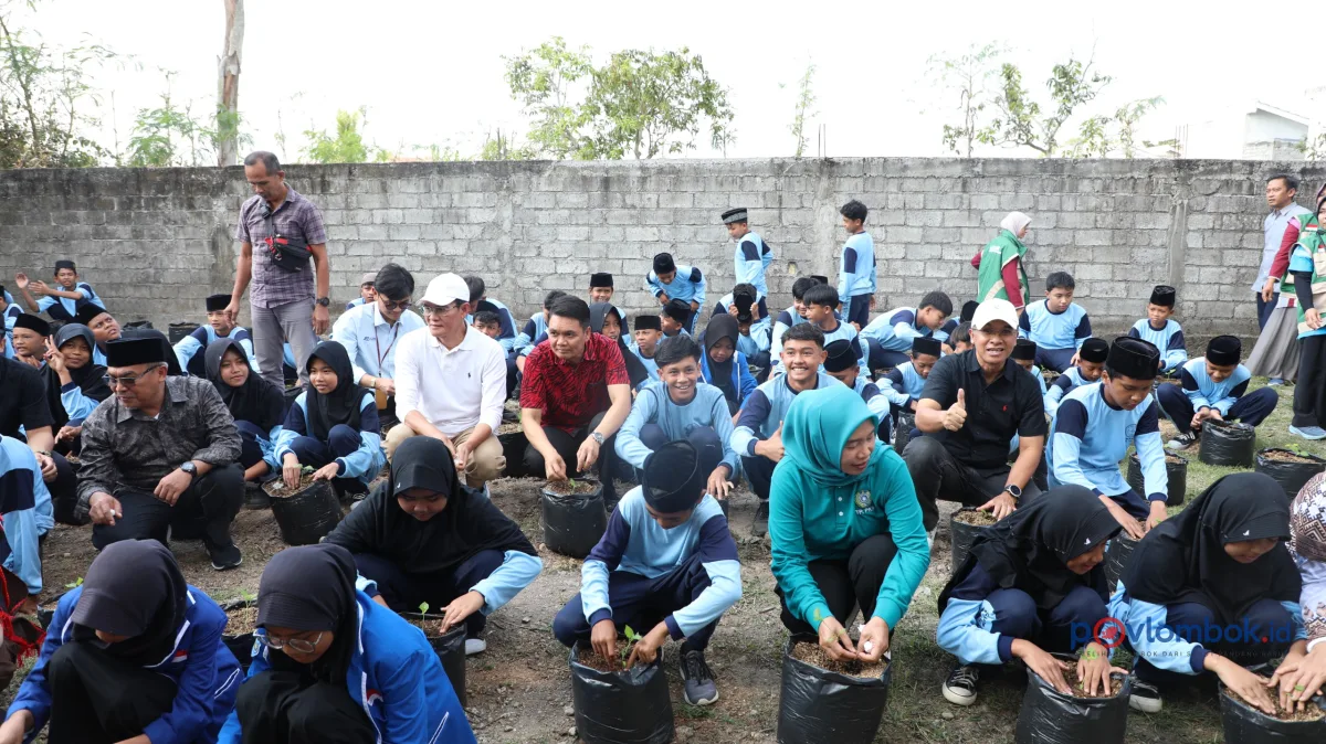 Wakil bupati lombok tengah bersama siswa